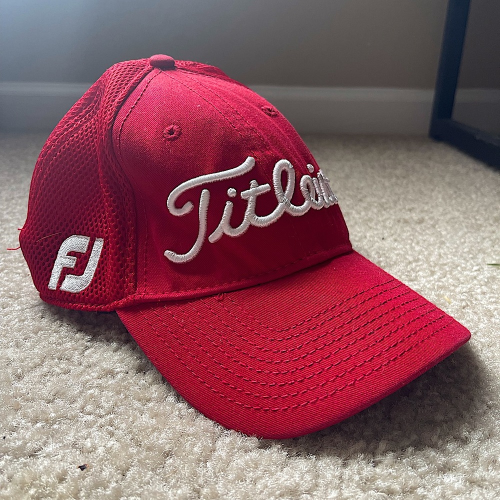 Men’s Titleist mesh golf hat. L/XL. Great to hit the links, wear out, or workout